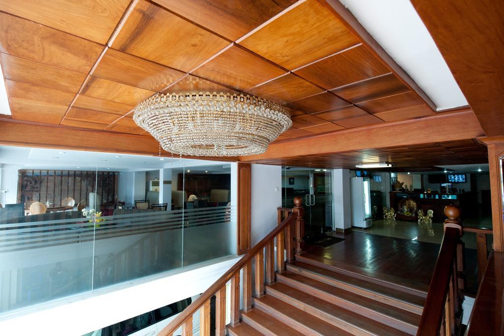 Circuit Hotel & Cafe - Nana Hotel بنوم بنه المظهر الخارجي الصورة