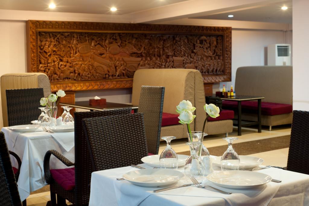 Circuit Hotel & Cafe - Nana Hotel بنوم بنه المظهر الخارجي الصورة