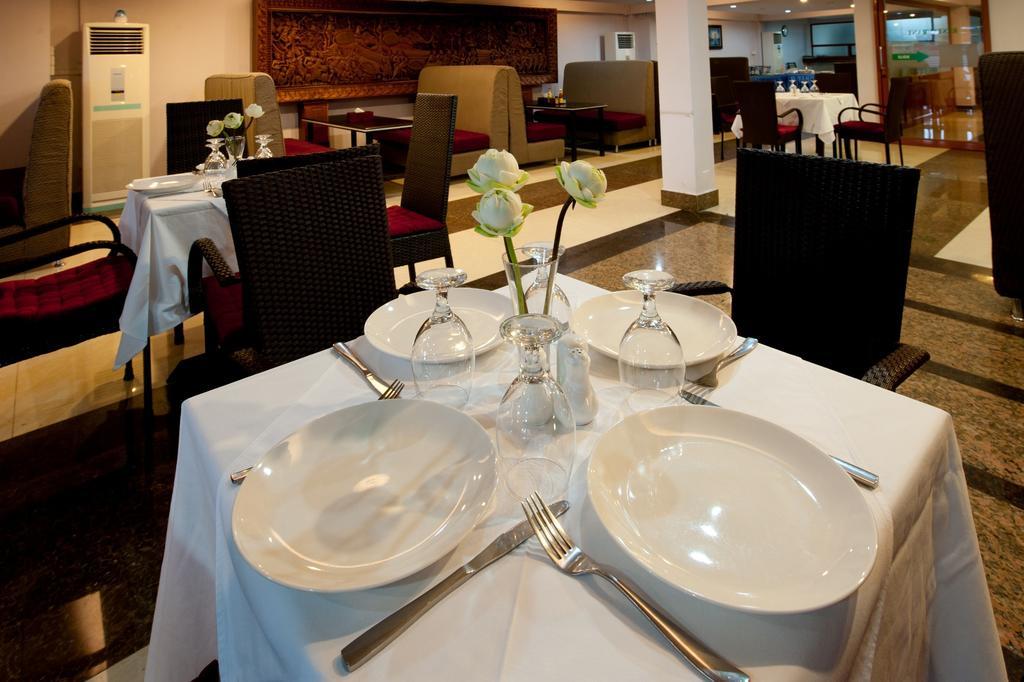 Circuit Hotel & Cafe - Nana Hotel بنوم بنه المظهر الخارجي الصورة