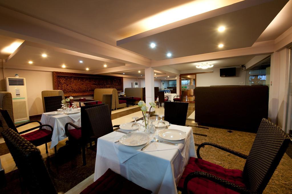 Circuit Hotel & Cafe - Nana Hotel بنوم بنه المظهر الخارجي الصورة