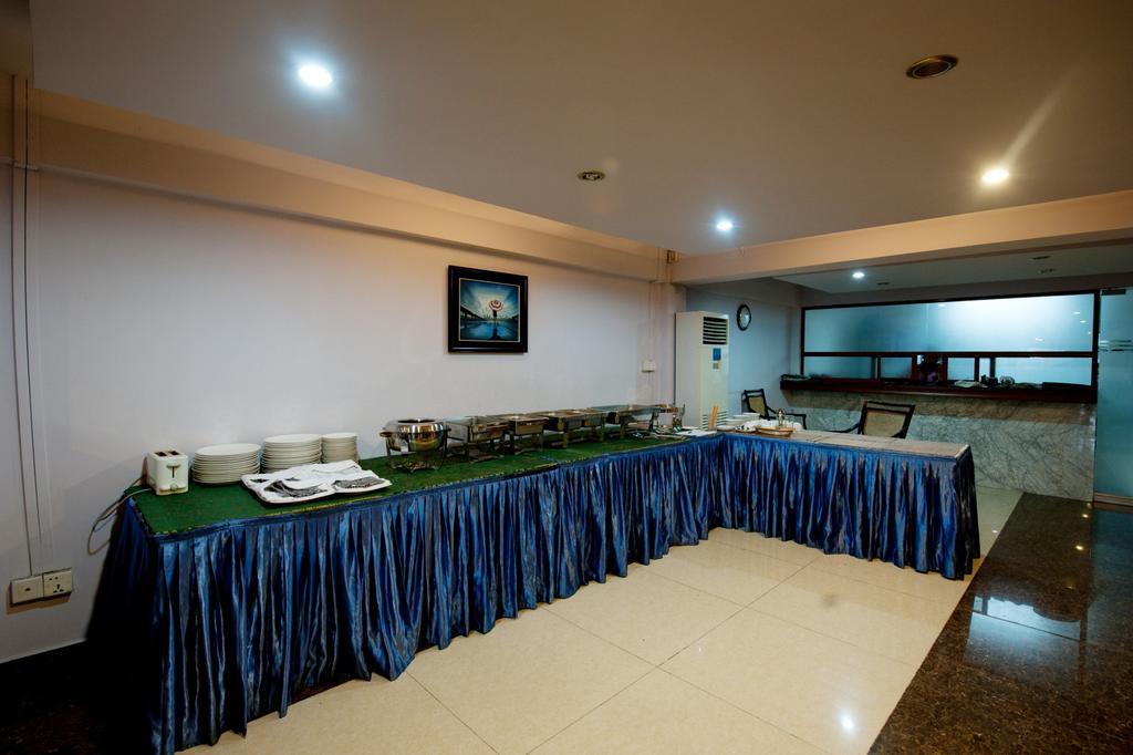 Circuit Hotel & Cafe - Nana Hotel بنوم بنه المظهر الخارجي الصورة
