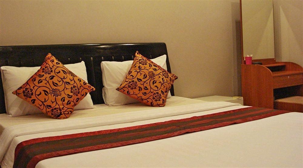 Circuit Hotel & Cafe - Nana Hotel بنوم بنه المظهر الخارجي الصورة